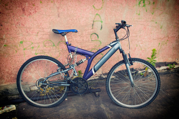 Fototapeta na wymiar Old bicycle against the wall