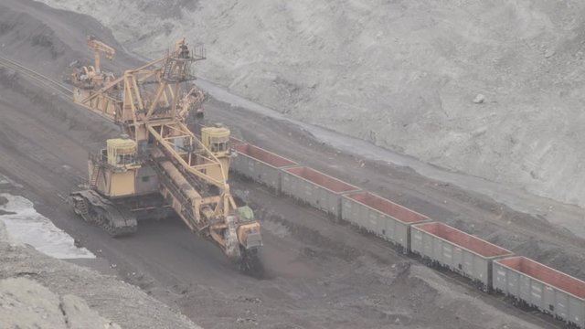 Loading rail cars a bucket wheel excavator for mining.