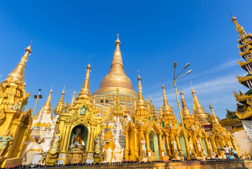 Fototapeta premium Shwedagon big golden pagoda in yangon, myanmar (burma) 