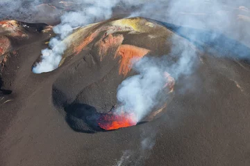 Papier Peint photo Lavable Volcan Éruption volcanique Tolbachik. Coulée de lave.