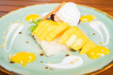 Sticky rice with mango