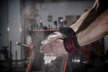 Athlete uses talc in the gym