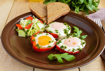 Scrambled eggs baked in a ring bell pepper, toast, arugula leaves and a salad with cabbage, bell pepper, cucumber. Light breakfast.