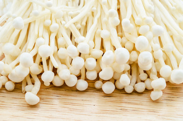 An image of Enoki mushrooms.