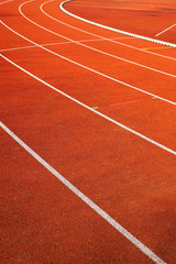 Laufbahnen bzw. Kampfbahnen auf einem Sportplatz