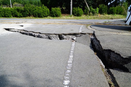 阿蘇地震で陥没した道路(日本の阿蘇地震)　熊本地震から4日後に撮影　
