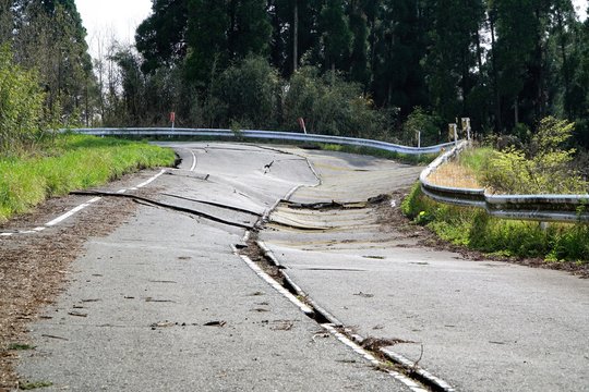阿蘇地震で陥没した道路(日本の阿蘇地震)　熊本地震から4日後に撮影