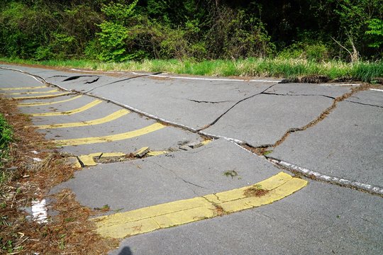 阿蘇地震で陥没した道路(日本の阿蘇地震)