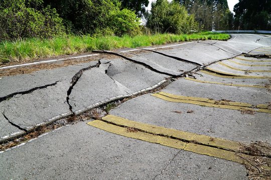 阿蘇地震で陥没した道路(日本の阿蘇地震)