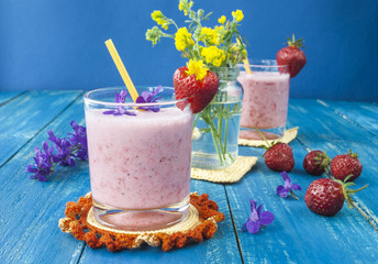 a drink made from strawberries,smoothie with fresh berries