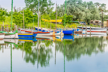 Obraz premium ships in the quiet of brackish lagoon