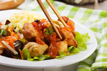 Fried chicken pieces in batter with sweet and sour sauce