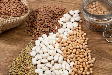 Legumbres secas sobre mesa de madera. Vista superior