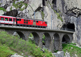 Teufelsbrücke - Teufelsschlucht mit Eisenbahn / Schweiz