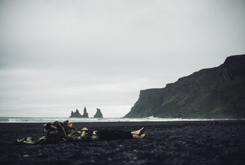 Repos sur les plages de sable noir en Islande