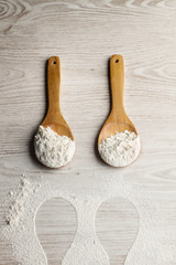Cucharas de madera con harina
