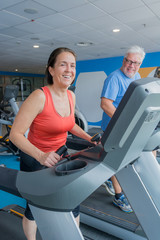 zufriedene senioren beim sport