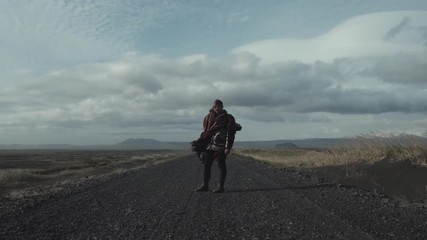 Voyageur sur une route d'Islande