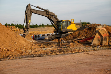 Schaufelbagger mit baustelle