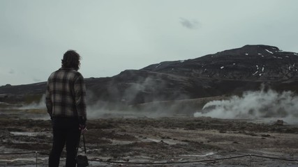Attendre les geysers