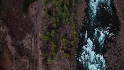 Route et rivière en parallèlle