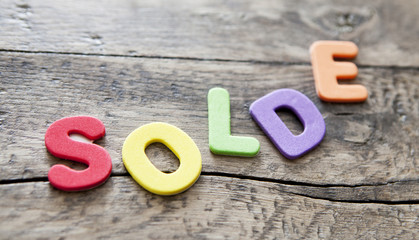 solde mot en lettres colorées