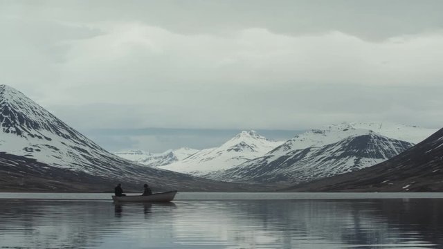 P&ecirc;cheurs sur un lac d'Islande