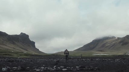 Marche dans un paysage lunaire