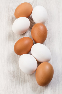 Huevos de gallina blancos y colorados