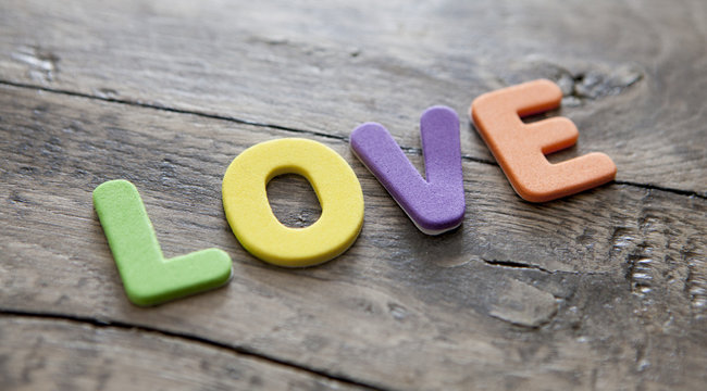love et lettres sur fond de bois