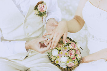 Obraz na płótnie Canvas Garden Wedding exchange rings
