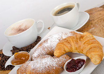 Guten Morgen, leckerer Start in den Tag: Frühstück mit Croissants, Marmelade, Orangensaft und Marmelade :)