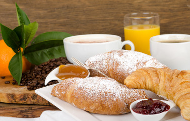 Guten Morgen, leckerer Start in den Tag: Frühstück mit Croissants, Marmelade, Orangensaft und Marmelade :)