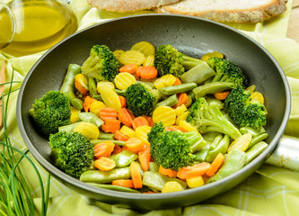 Verdure miste in padella, close-up