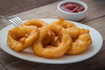 Fried onion rings with ketchup
