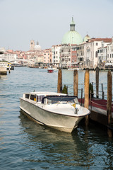 Obraz na płótnie Canvas Boat docked in Venice