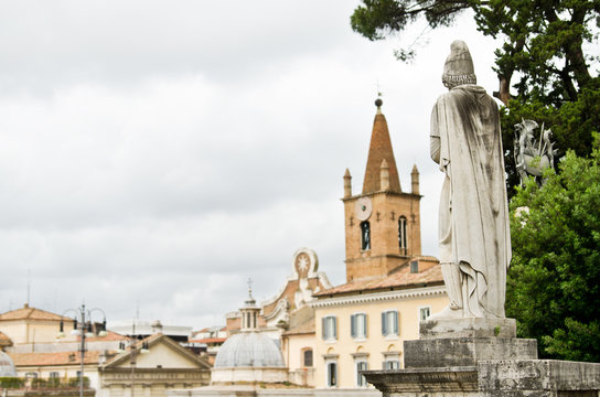 Monument overlooking the bell tower in Piazza del Popolo