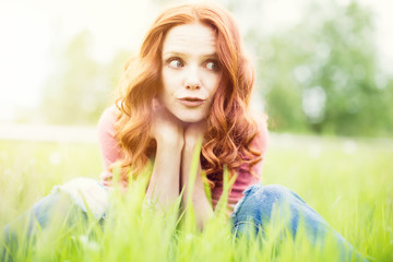 Frau erholt sich in der Natur