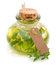 Kräuteröl mit Pappschild freigestellt