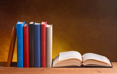 libri sul tavolo di legno