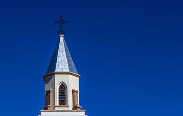 Fototapeta na wymiar Torre de igreja cristã e céu azul.