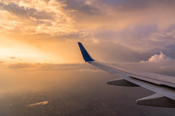 Obraz premium Wing aircraft at cloud sunset