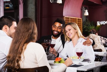 Obraz premium Group having dinner in restauran