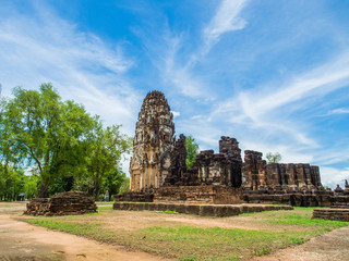 Fototapeta na wymiar Khmer Style Prang at Phra Phai Luang Temple