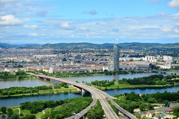 Fototapeta premium Blick über Wien mit Brigittenauer Brücke
