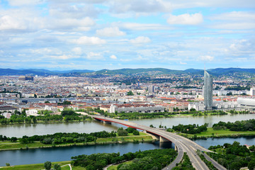 Fototapeta na wymiar Blick über Wien mit Brigittenauer Brücke