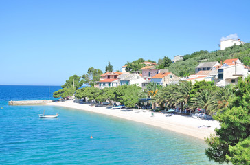 Fototapeta premium Blick auf den Strand und Urlaubsort Bratus an der Makarska Riviera in Dalmatien,Adria,Kroatien