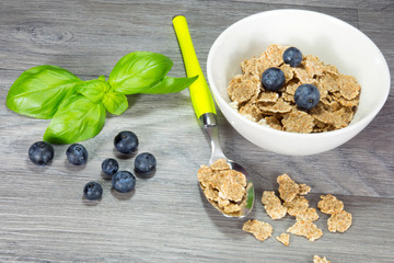 Eine Schale mit Müsli auf dem Küchentisch