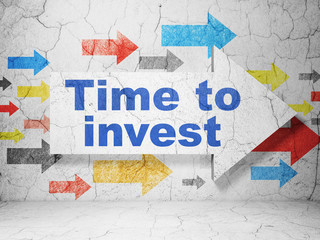 Obraz premium Time concept: arrow with Time To Invest on grunge wall background