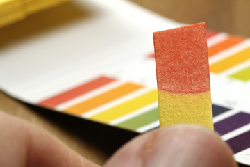 pH Wert Teststreifen mit roter Verfärbung